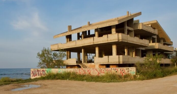 fonte immagine:https://www.lanuovaecologia.it/abusivismo-edilizio-azzerata-lefficacia-delle-nuove-norme-sulle-demolizioni/