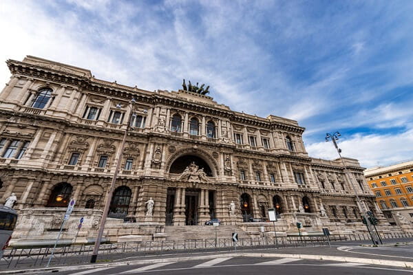 rischia-larresto-in-flagranza-limprenditore-che-sfrutta-lo-stato-di-bisogno-dei-.jpg