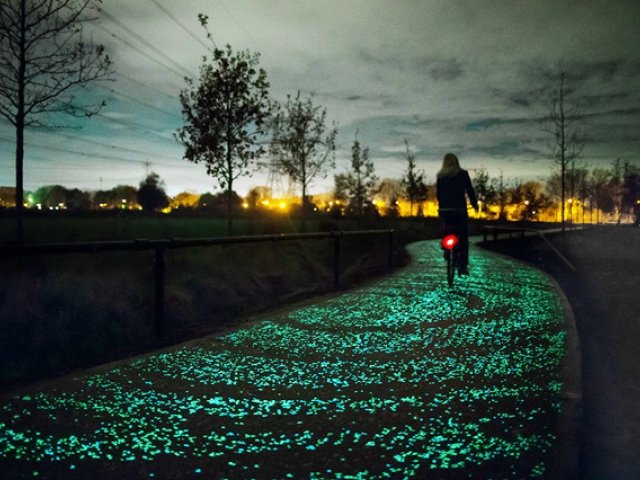 'A Pavia in arrivo una pista ciclabile con l’asfalto che si illumina di notte grazie alla luce solare.'