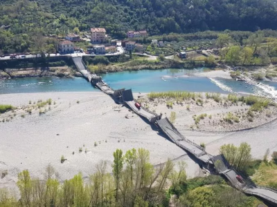 'Albiano: crolla il ponte sul fiume Magra.'