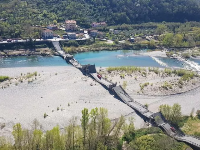 'Albiano: crolla il ponte sul fiume Magra.'