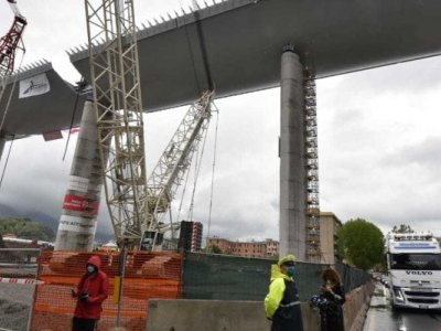 'Genova: il ponte torna ad unire la città, cerimonia di varo dell'ultimo impalcato.'