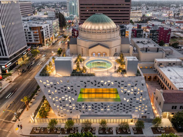 'Audrey Irmas Pavilion, il tempio ebraico nel cuore di Los Angeles si estende sotto il nome dello studio OMA'