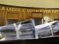 'È lecita l’installazione del condizionatore sul lastrico solare se dal regolamento emerge l’obbligo per il condomino di installarlo sul suo balcone?'
